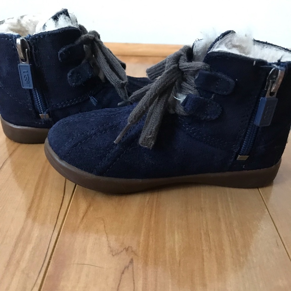 Uggs baby shoes 7.5 toddler (boy)